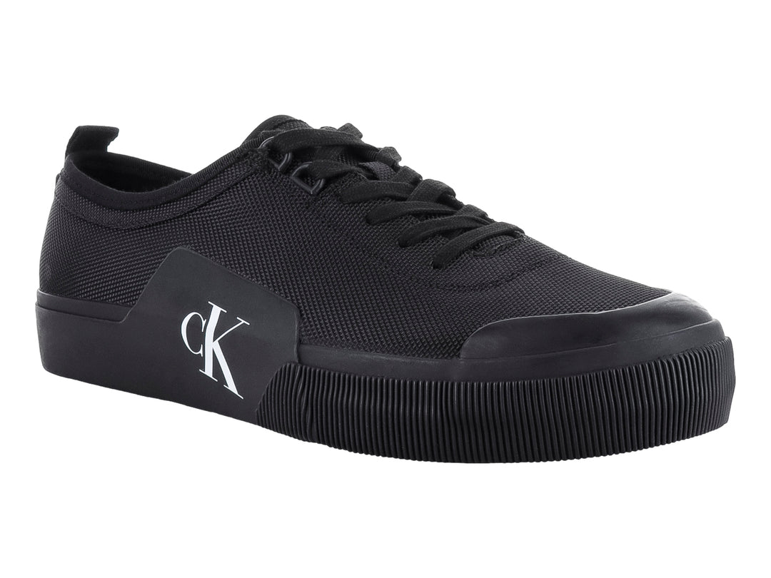 Tenis Calvin Klein modelo Skater Vulc en color negro con logotipo blanco lateral y suela plana.