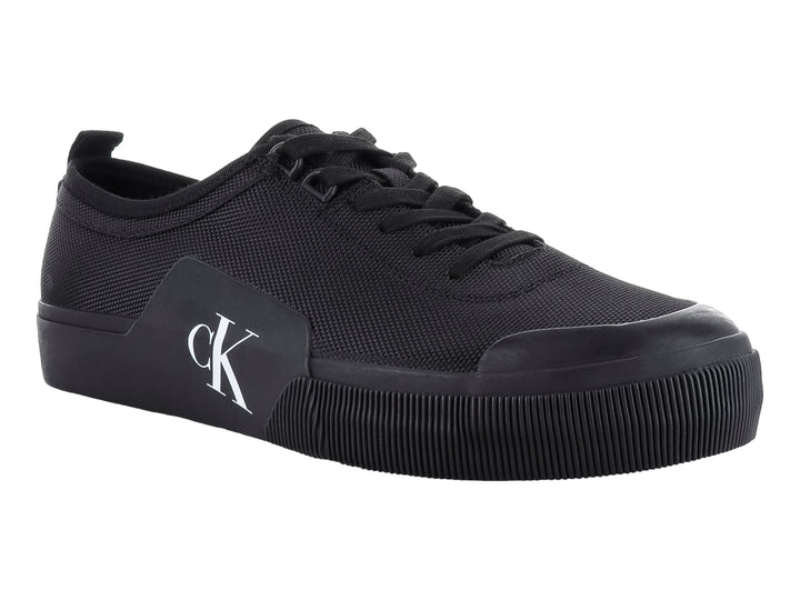 Tenis Calvin Klein modelo Skater Vulc en color negro con logotipo blanco lateral y suela plana.