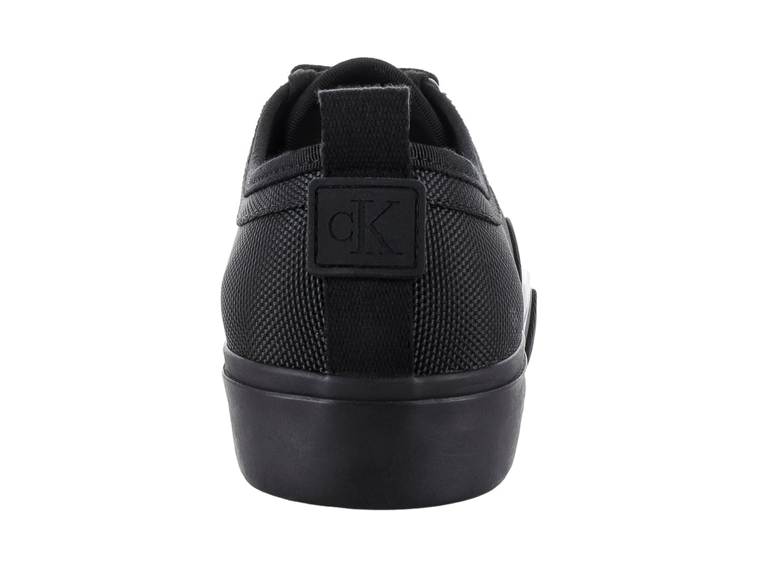 Tenis Calvin Klein modelo Skater Vulc en color negro con logotipo blanco lateral y suela plana.