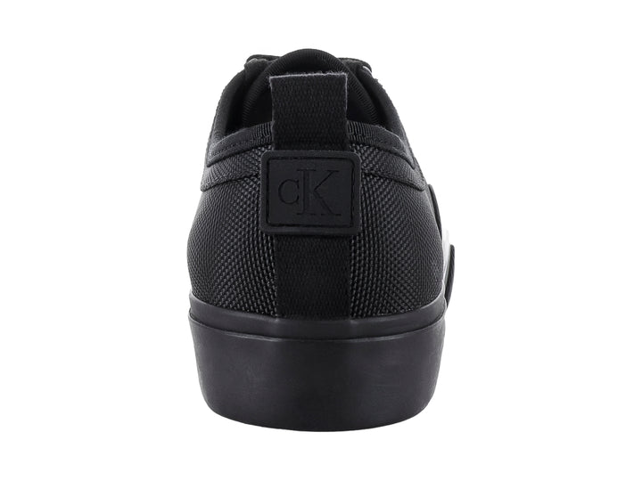 Tenis Calvin Klein modelo Skater Vulc en color negro con logotipo blanco lateral y suela plana.