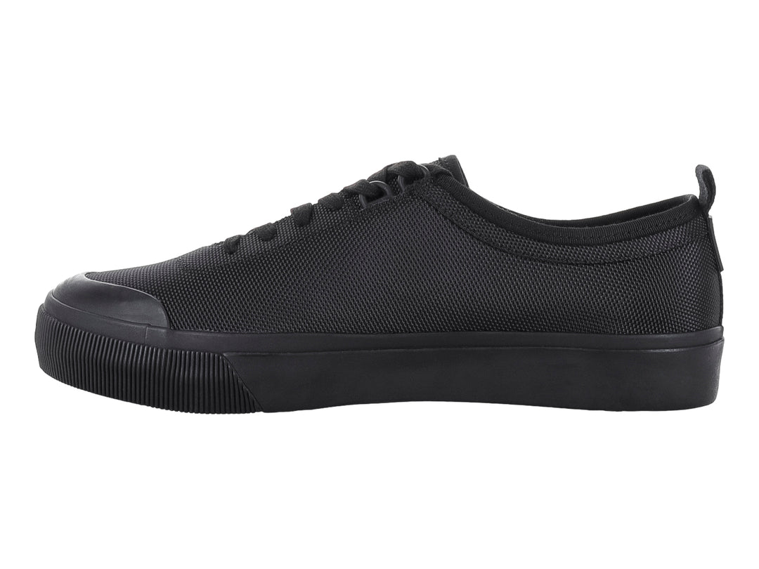 Tenis Calvin Klein modelo Skater Vulc en color negro con logotipo blanco lateral y suela plana.
