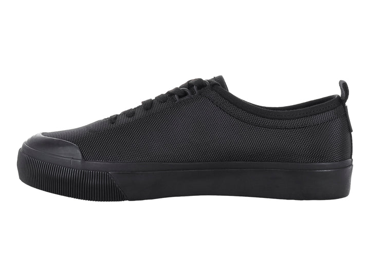 Tenis Calvin Klein modelo Skater Vulc en color negro con logotipo blanco lateral y suela plana.