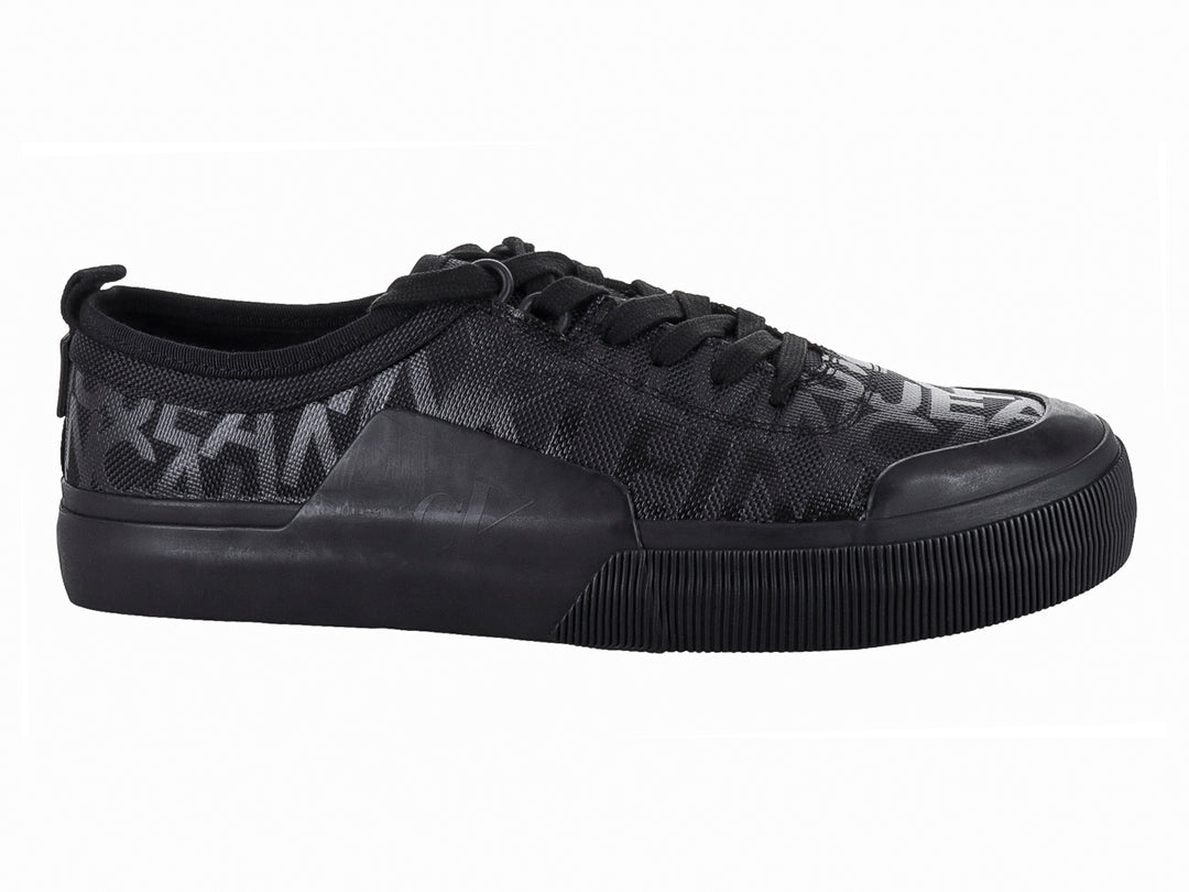 Tenis Calvin Klein modelo Skater Vulc en color negro total con estampado discreto y suela vulcanizada.