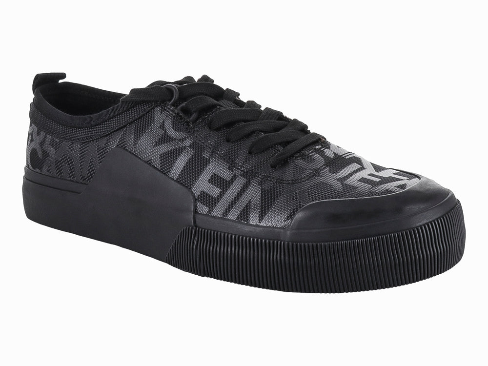 Tenis Calvin Klein modelo Skater Vulc en color negro total con estampado discreto y suela vulcanizada.
