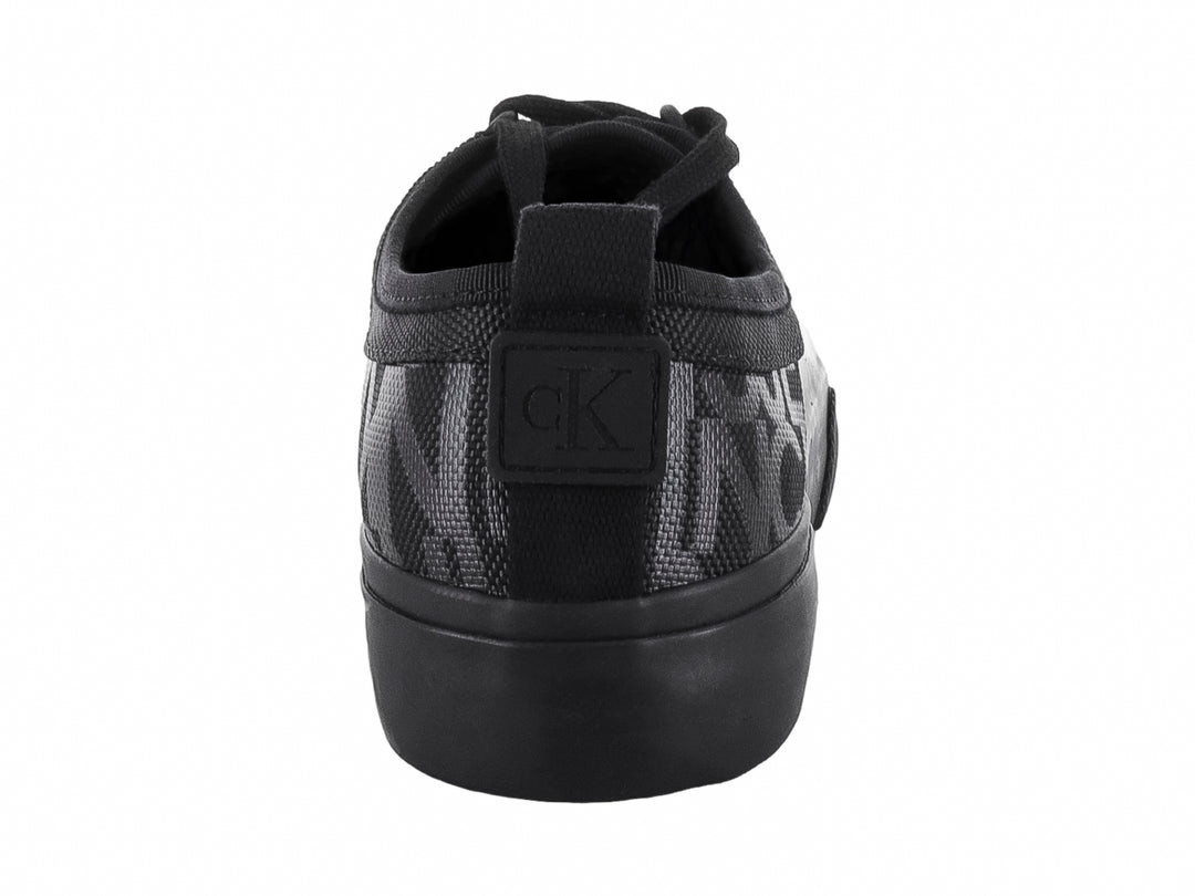 Tenis Calvin Klein modelo Skater Vulc en color negro total con estampado discreto y suela vulcanizada.