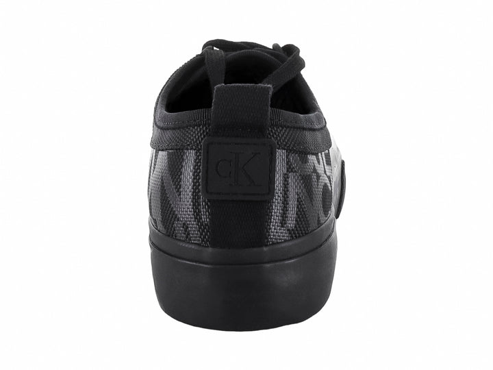 Tenis Calvin Klein modelo Skater Vulc en color negro total con estampado discreto y suela vulcanizada.