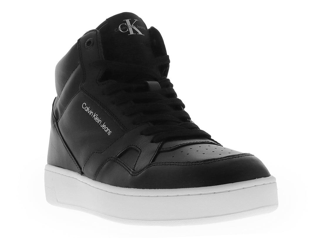 Tenis Calvin Klein de cuello alto en color negro con suela blanca.