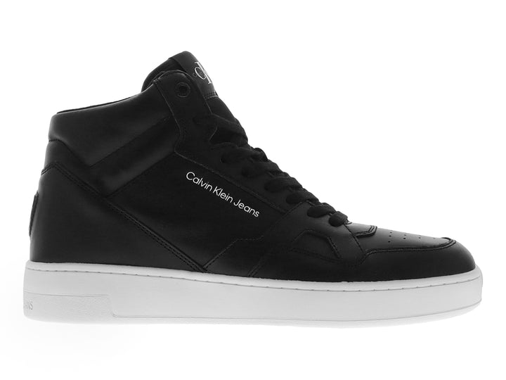 Tenis Calvin Klein de cuello alto en color negro con suela blanca.