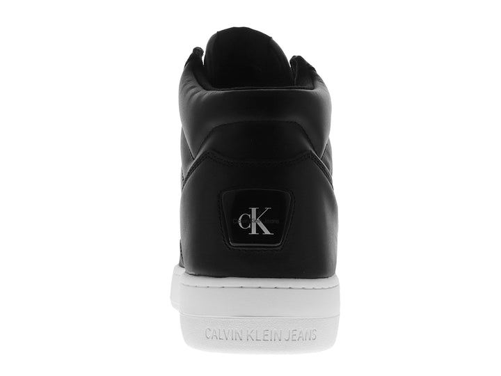 Tenis Calvin Klein de cuello alto en color negro con suela blanca.