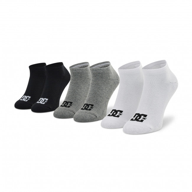 Paquete de tres pares de calcetines tobilleros DC Shoes en colores negro, gris y blanco.