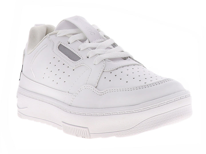 Tenis casuales color blanco de la marca THENTIC con detalles perforados y suela blanca.