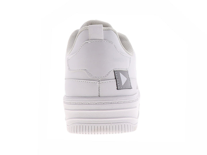 Tenis casuales color blanco de la marca THENTIC con detalles perforados y suela blanca.