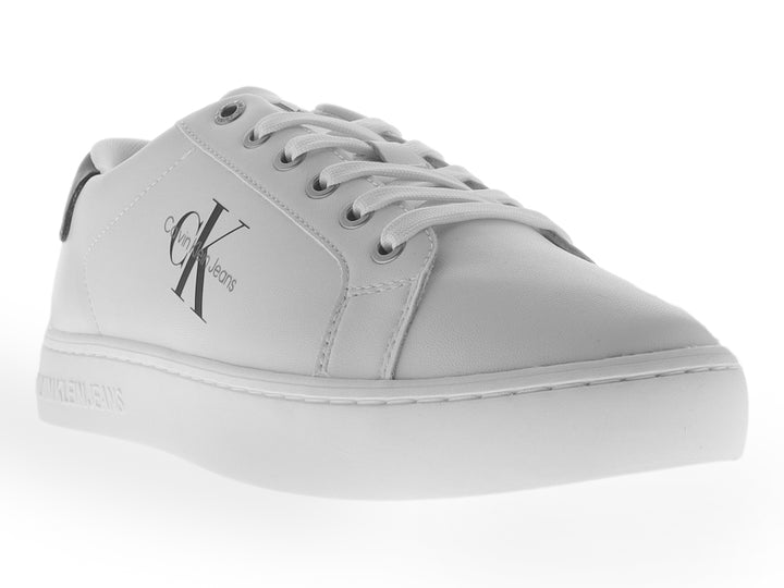 Tenis Calvin Klein color blanco brillante, estilo casual de corte bajo con agujetas y suela blanca.
