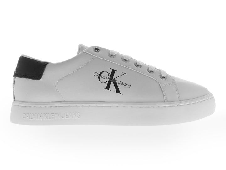 Tenis Calvin Klein color blanco brillante, estilo casual de corte bajo con agujetas y suela blanca.