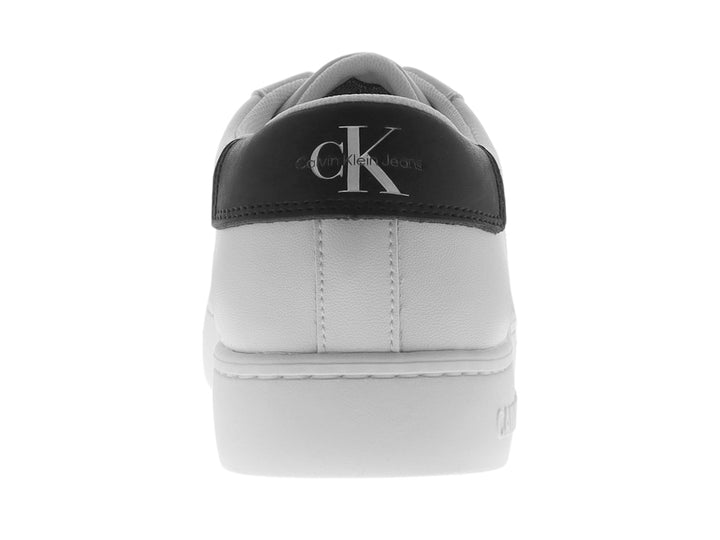 Tenis Calvin Klein color blanco brillante, estilo casual de corte bajo con agujetas y suela blanca.