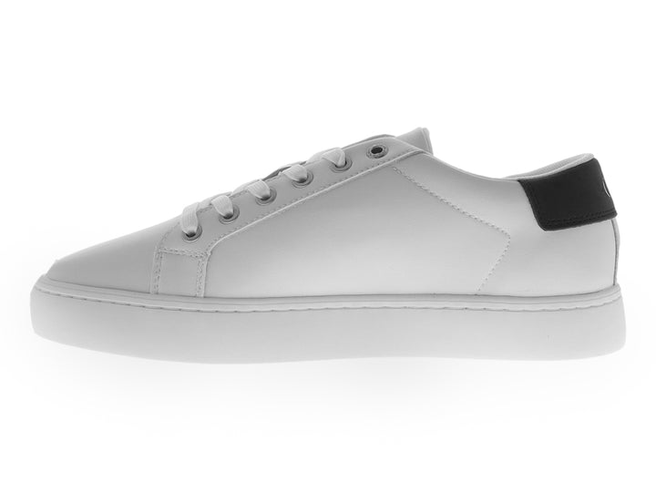 Tenis Calvin Klein color blanco brillante, estilo casual de corte bajo con agujetas y suela blanca.