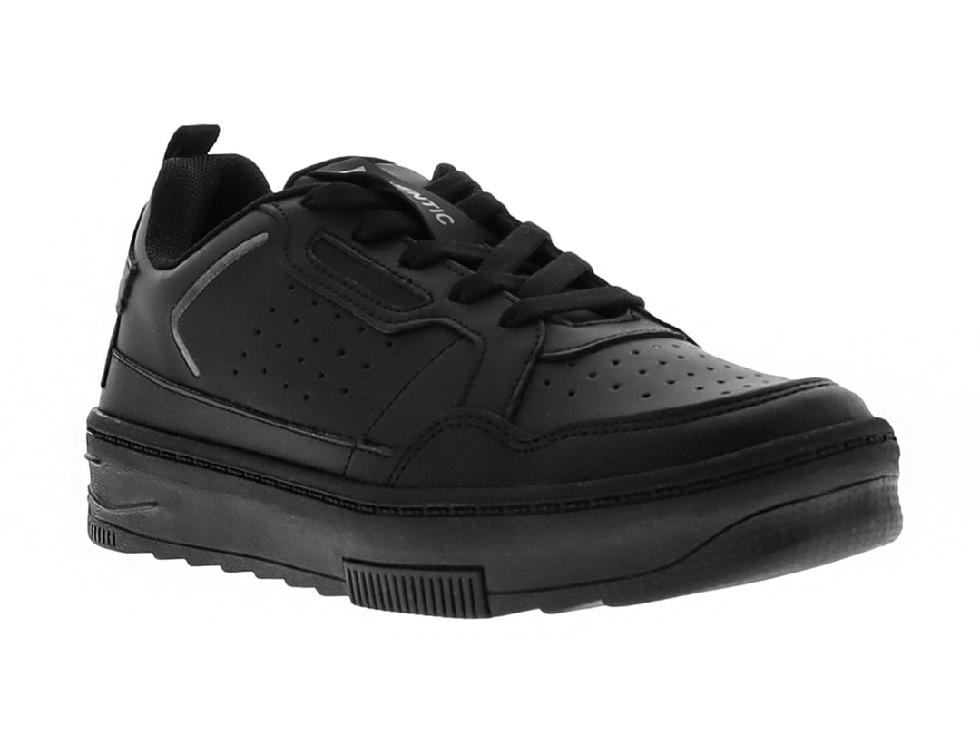 Tenis casuales marca THENTIC en color negro total con suela ancha y detalles perforados en la parte superior.