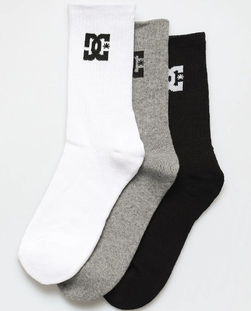 Paquete de tres pares de calcetines deportivos DC Shoes en colores blanco, gris y negro con logotipo contrastante.