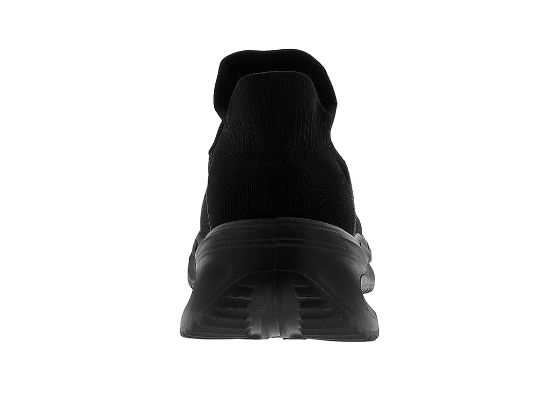 Tenis deportivos de baloncesto color negro, estilo slip-on con suela gruesa y tejido transpirable.