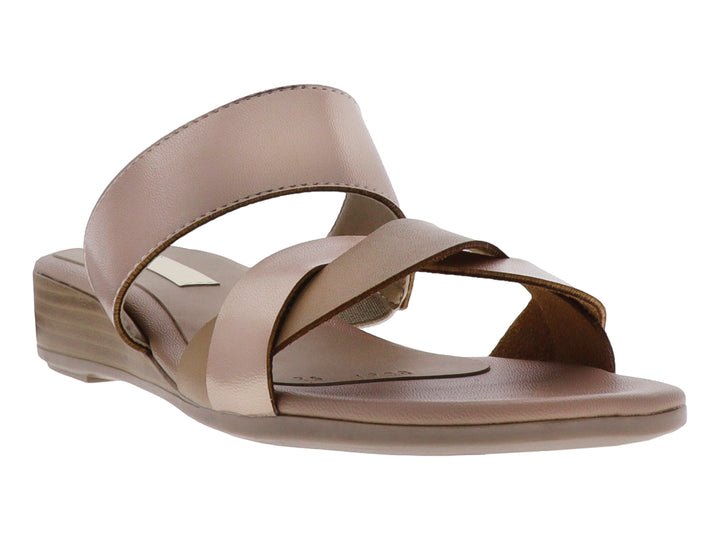 Sandalia color camel de material sintético con tiras cruzadas y plataforma baja.