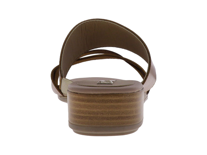 Sandalia color camel de material sintético con tiras cruzadas y plataforma baja.