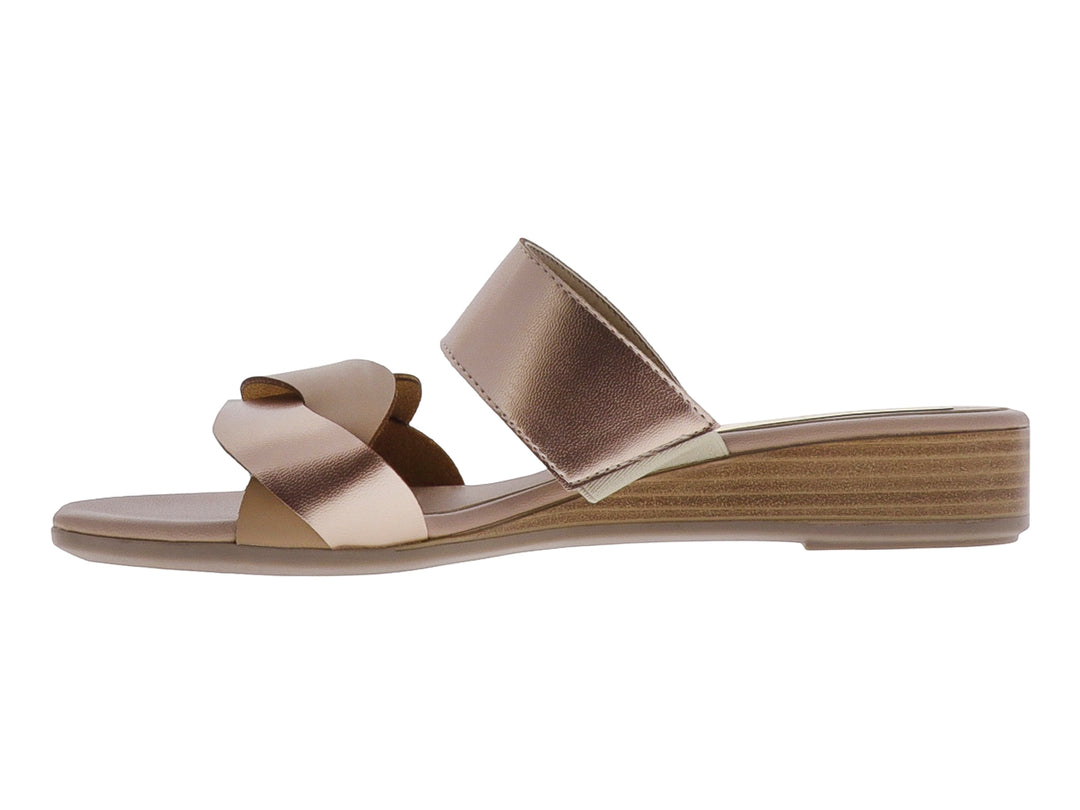 Sandalia color camel de material sintético con tiras cruzadas y plataforma baja.