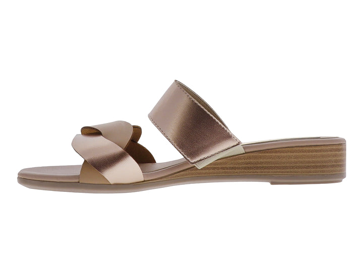 Sandalia color camel de material sintético con tiras cruzadas y plataforma baja.