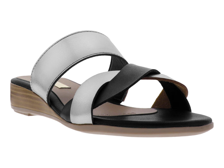 Sandalia casual para niña con tiras cruzadas en colores negro y plata sobre suela beige.