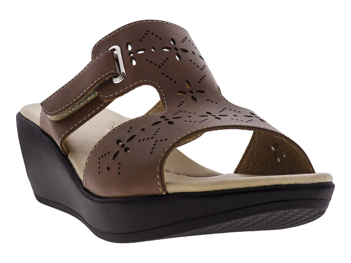Sandalia color miel para mujer con suela negra y detalles perforados en la parte superior.