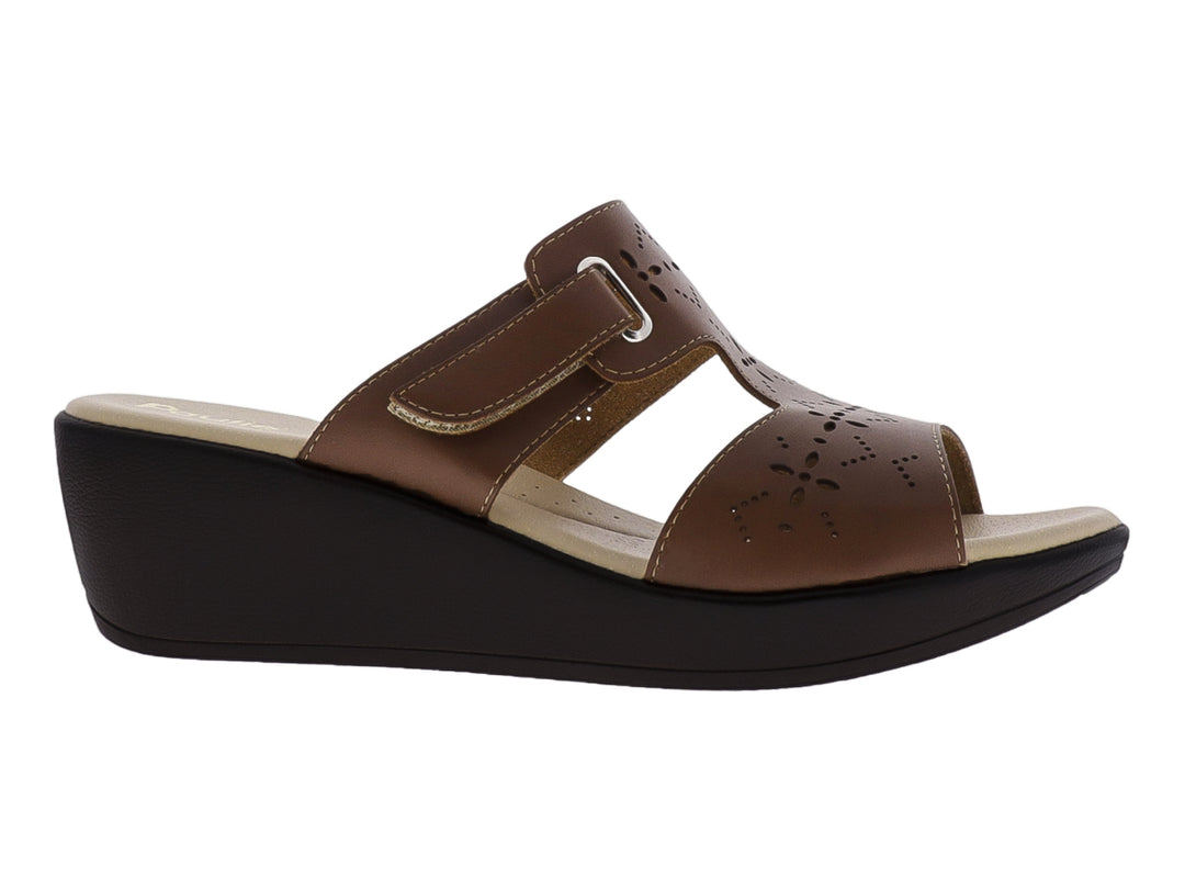 Sandalia color miel para mujer con suela negra y detalles perforados en la parte superior.