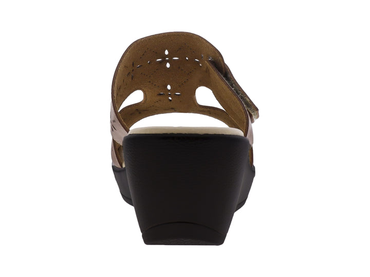 Sandalia color miel para mujer con suela negra y detalles perforados en la parte superior.