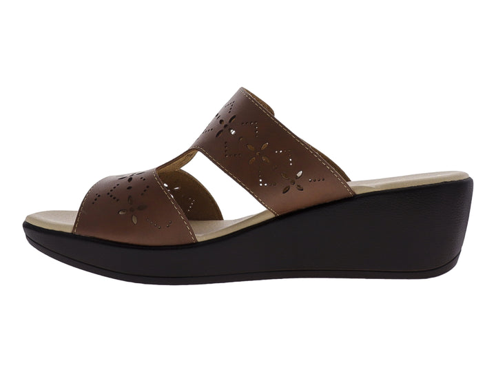 Sandalia color miel para mujer con suela negra y detalles perforados en la parte superior.