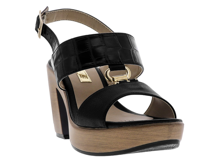 Sandalia negra de plataforma con textura de piel de cocodrilo y tacón en tono beige.