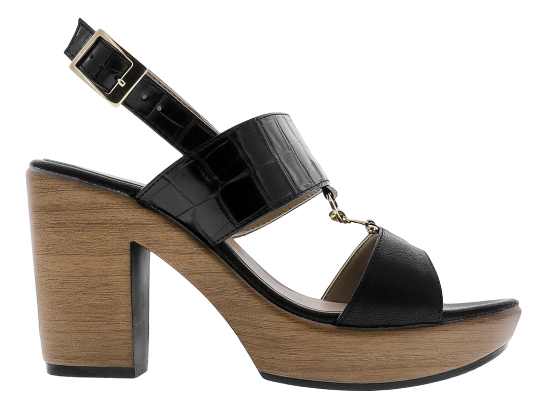 Sandalia negra de plataforma con textura de piel de cocodrilo y tacón en tono beige.