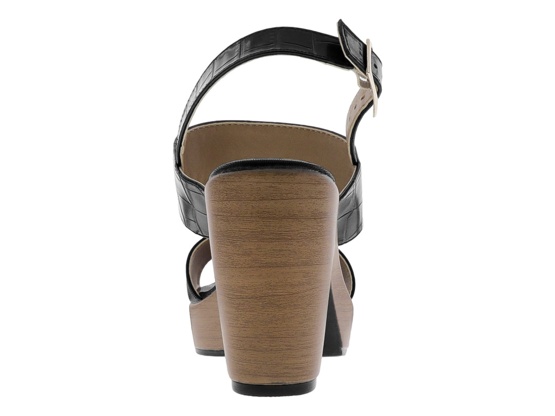 Sandalia negra de plataforma con textura de piel de cocodrilo y tacón en tono beige.