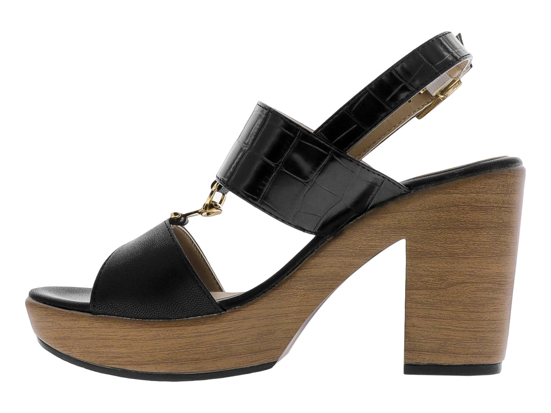 Sandalia negra de plataforma con textura de piel de cocodrilo y tacón en tono beige.