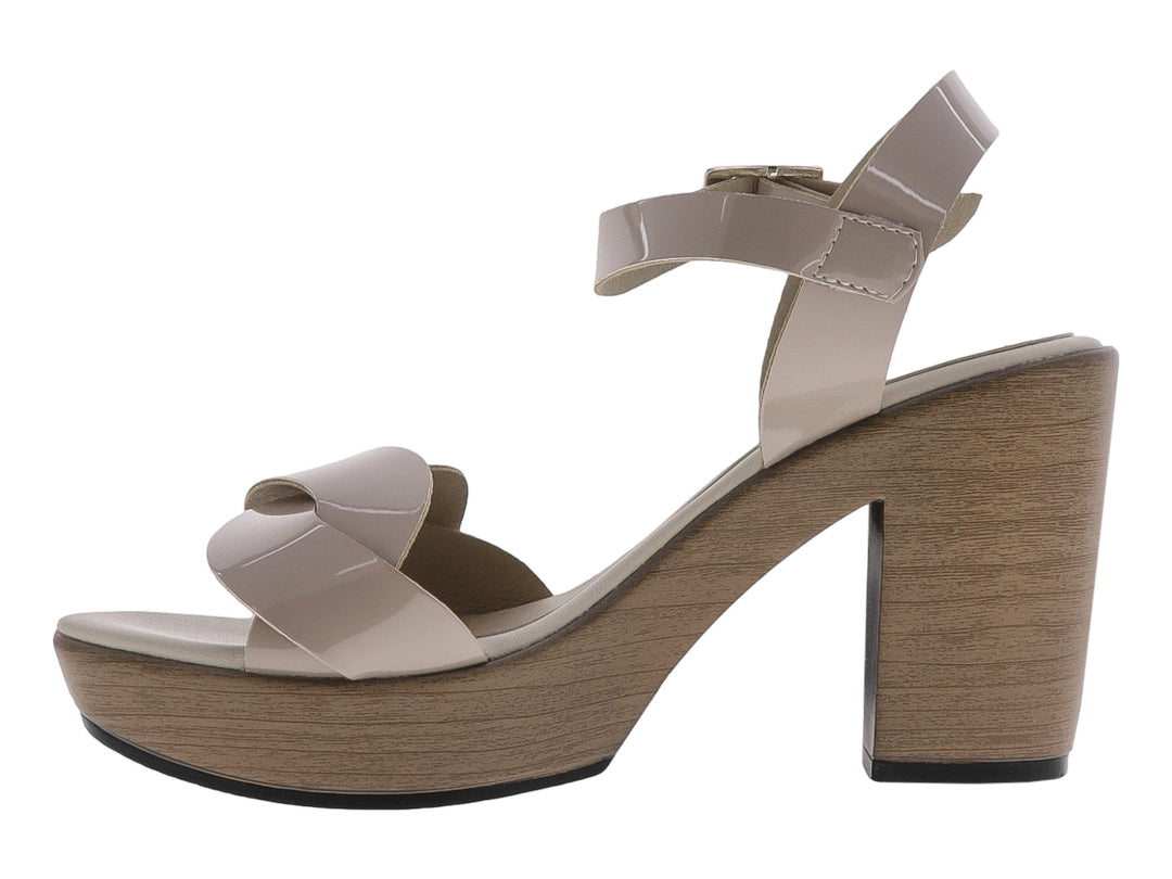 Sandalia de mujer marca Paulie en color beige charol con tacón grueso y plataforma.