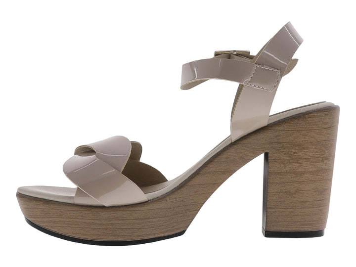 Sandalia de mujer marca Paulie en color beige charol con tacón grueso y plataforma.