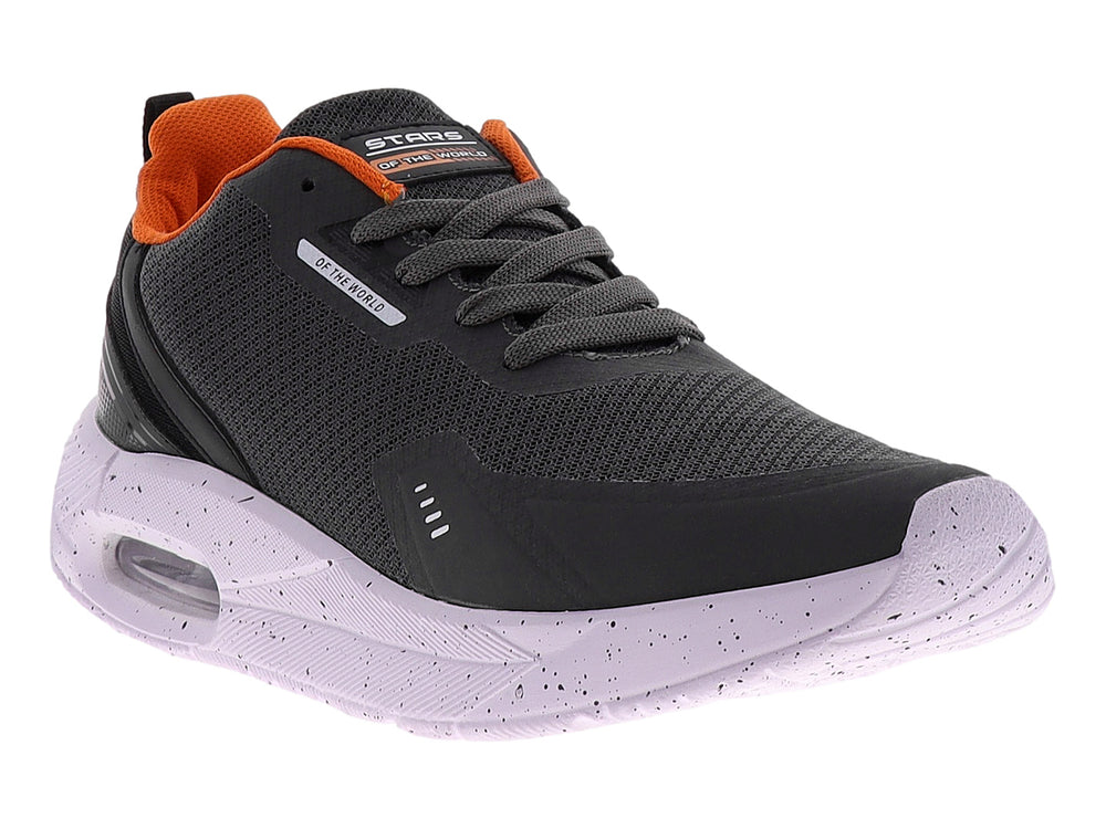 Tenis de baloncesto STARS color gris oxford con detalles en naranja y suela blanca moteada con cámara de aire.