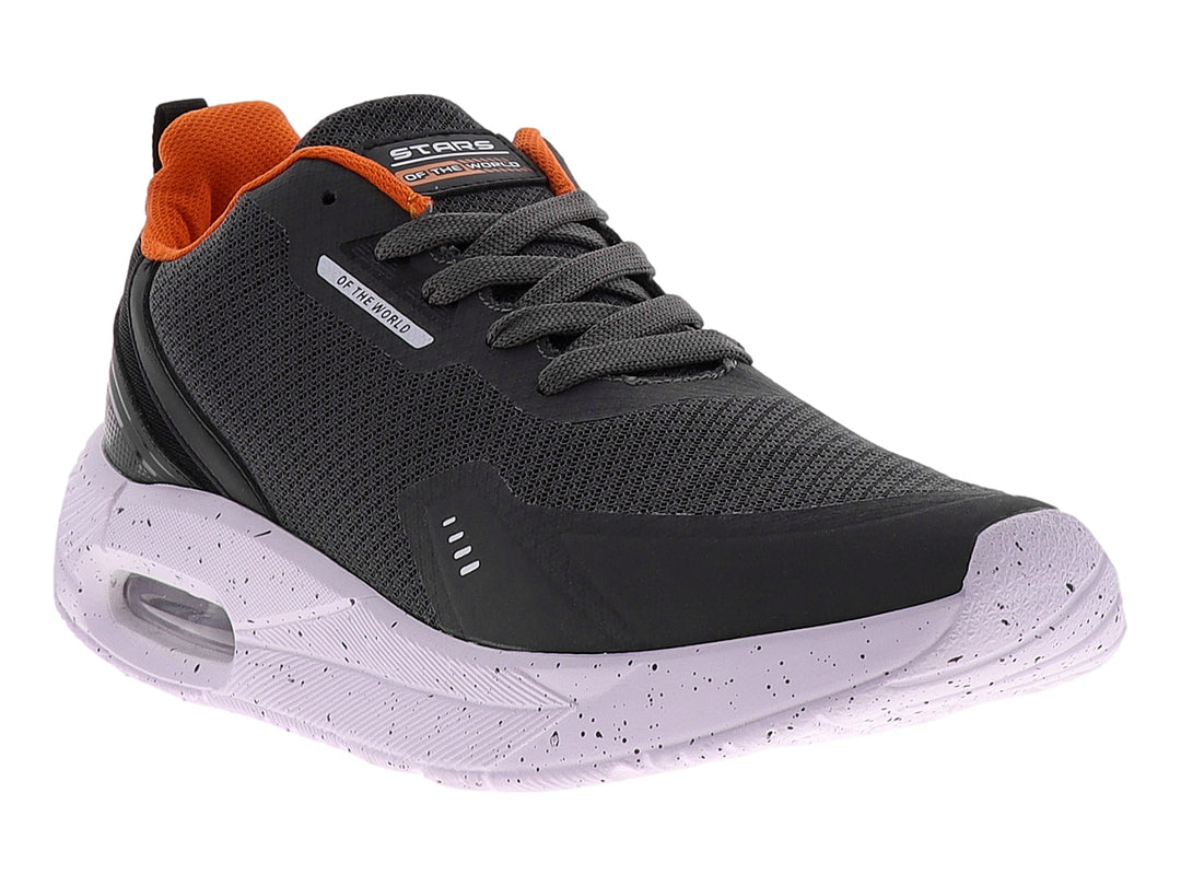 Tenis de baloncesto STARS color gris oxford con detalles en naranja y suela blanca moteada con cámara de aire.