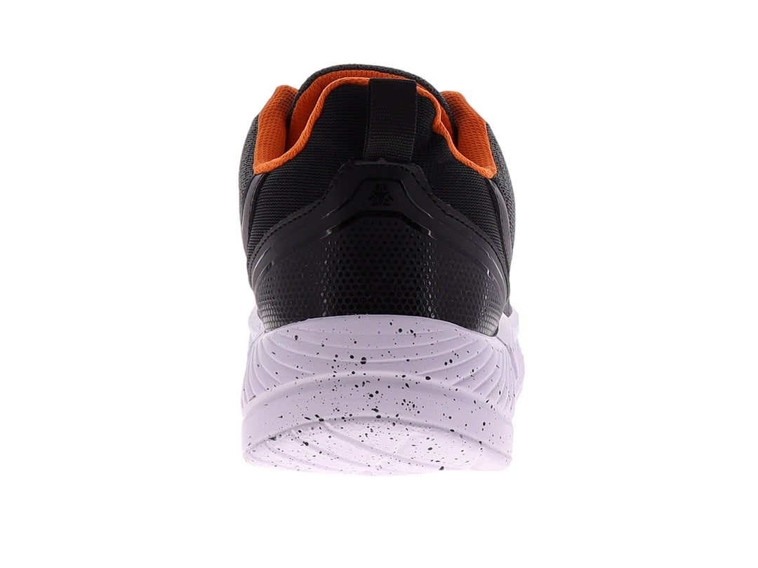 Tenis de baloncesto STARS color gris oxford con detalles en naranja y suela blanca moteada con cámara de aire.