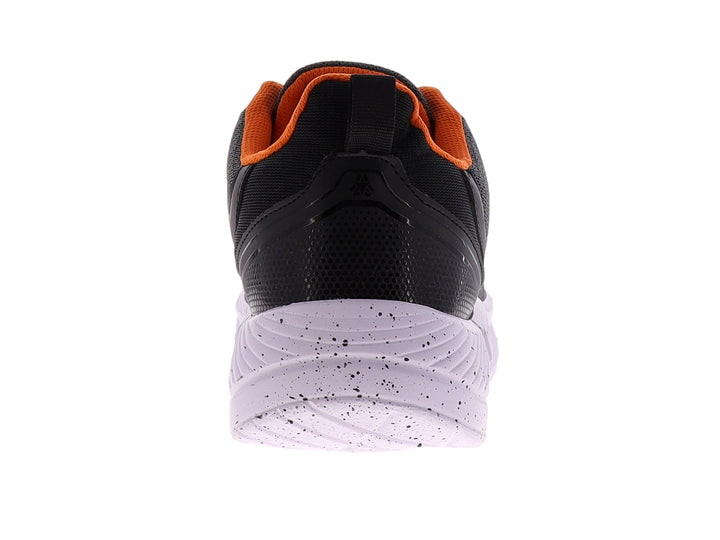Tenis de baloncesto STARS color gris oxford con detalles en naranja y suela blanca moteada con cámara de aire.
