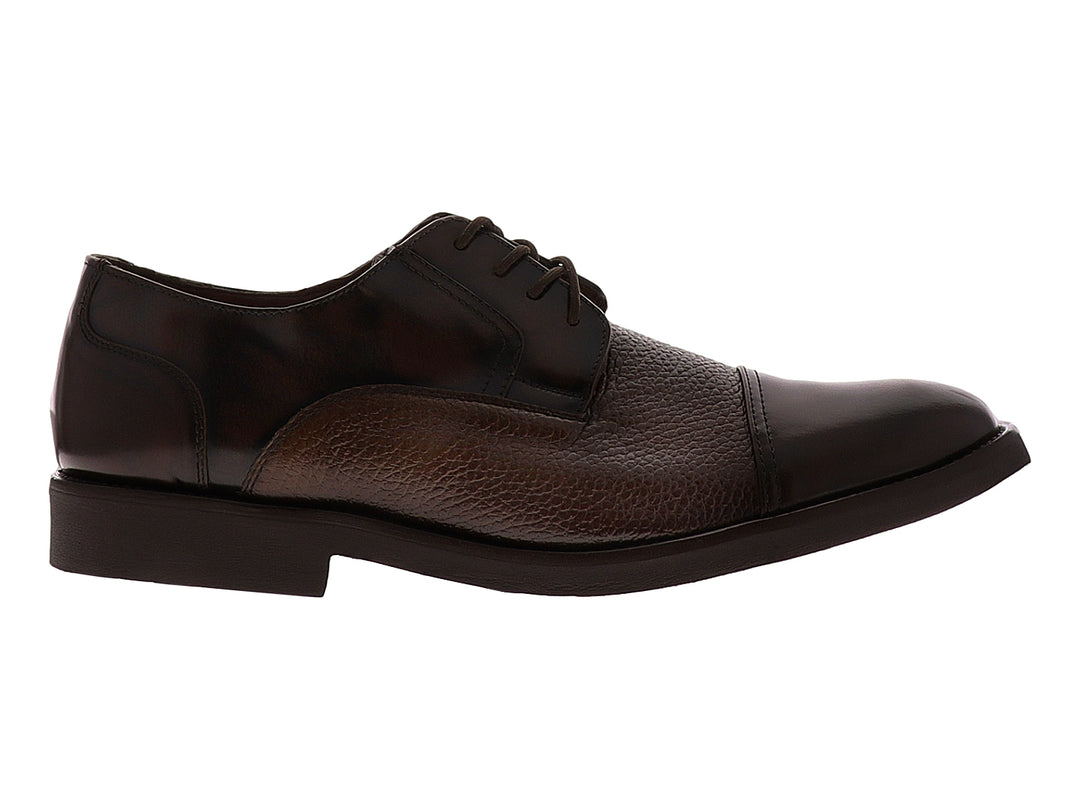 Zapato formal de cuero color marrón testa con cordones y suela oscura para hombre.