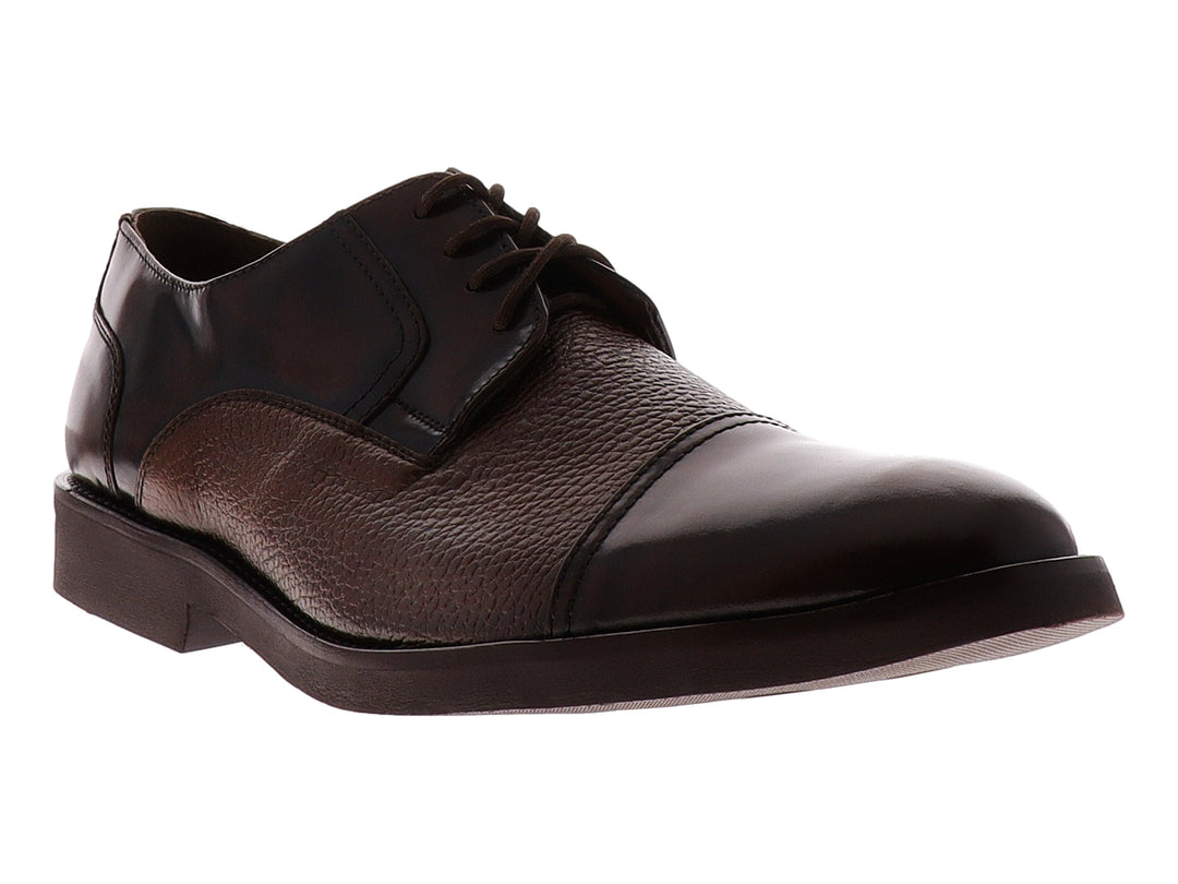 Zapato formal de cuero color marrón testa con cordones y suela oscura para hombre.
