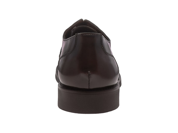 Zapato formal de cuero color marrón testa con cordones y suela oscura para hombre.