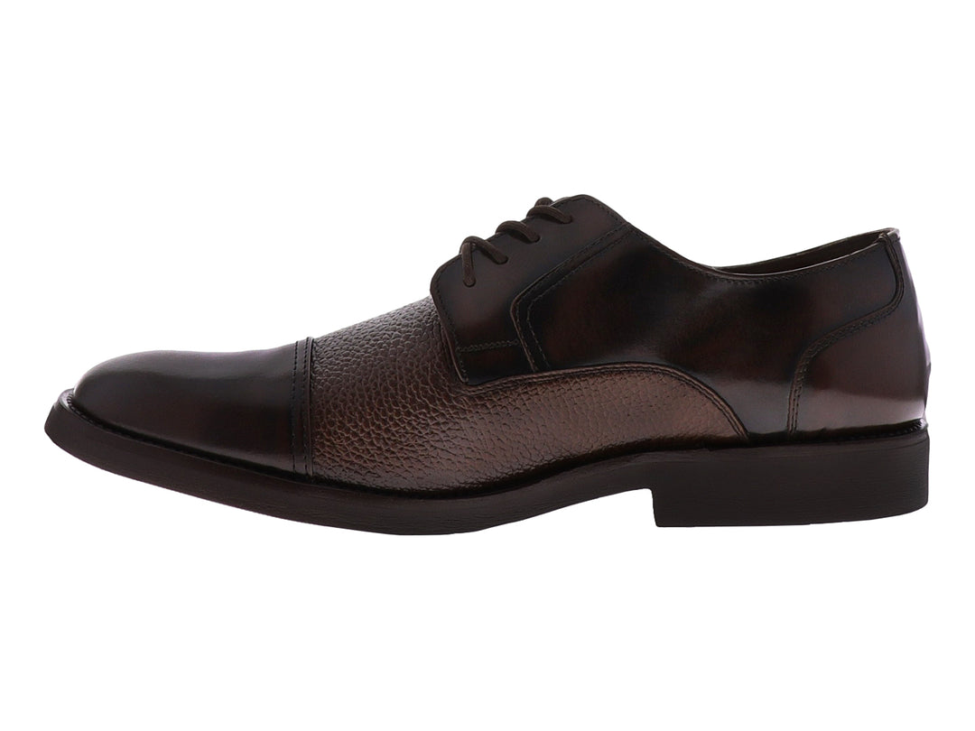 Zapato formal de cuero color marrón testa con cordones y suela oscura para hombre.