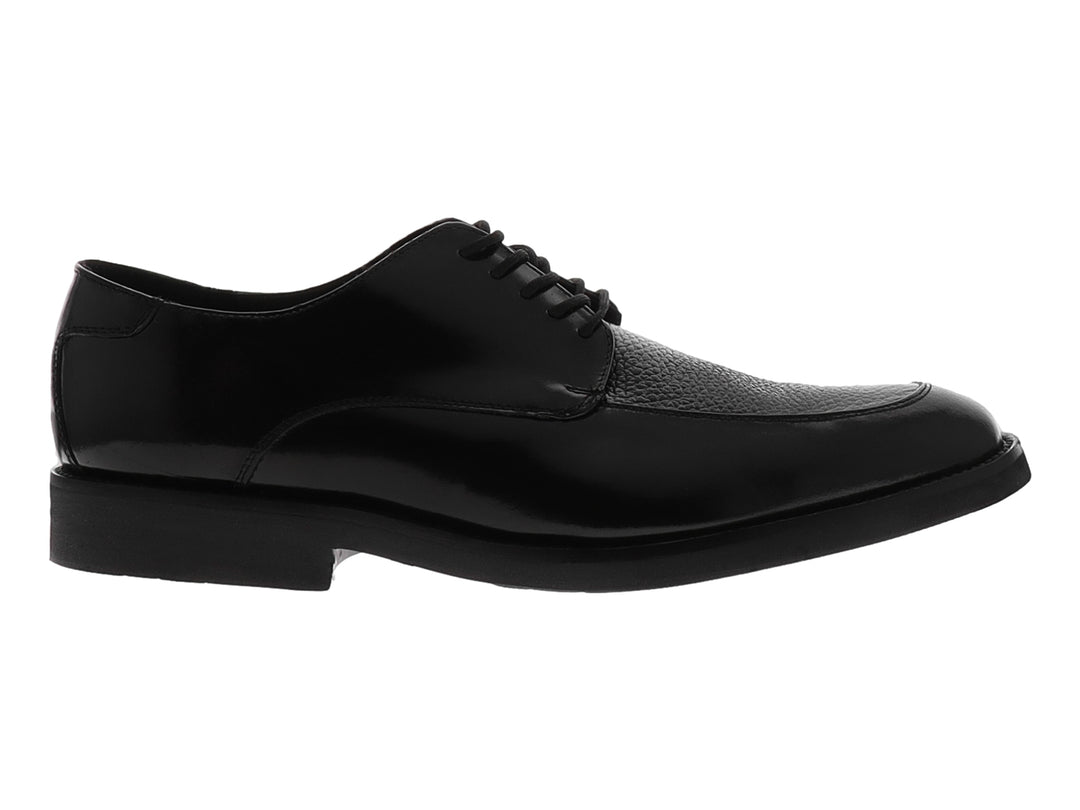 Zapato formal de cuero negro para hombre con cordones y acabado brillante.