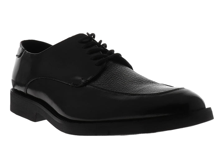Zapato formal de cuero negro para hombre con cordones y acabado brillante.
