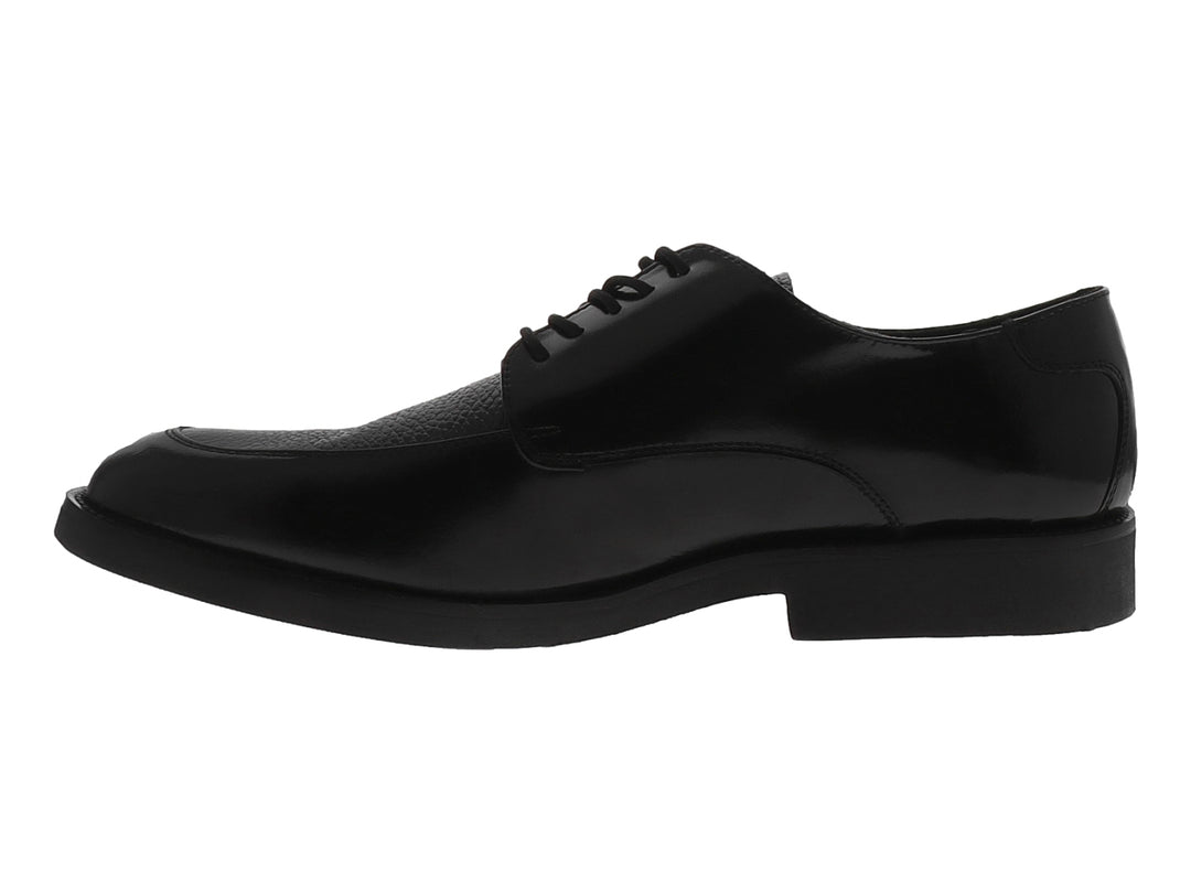 Zapato formal de cuero negro para hombre con cordones y acabado brillante.