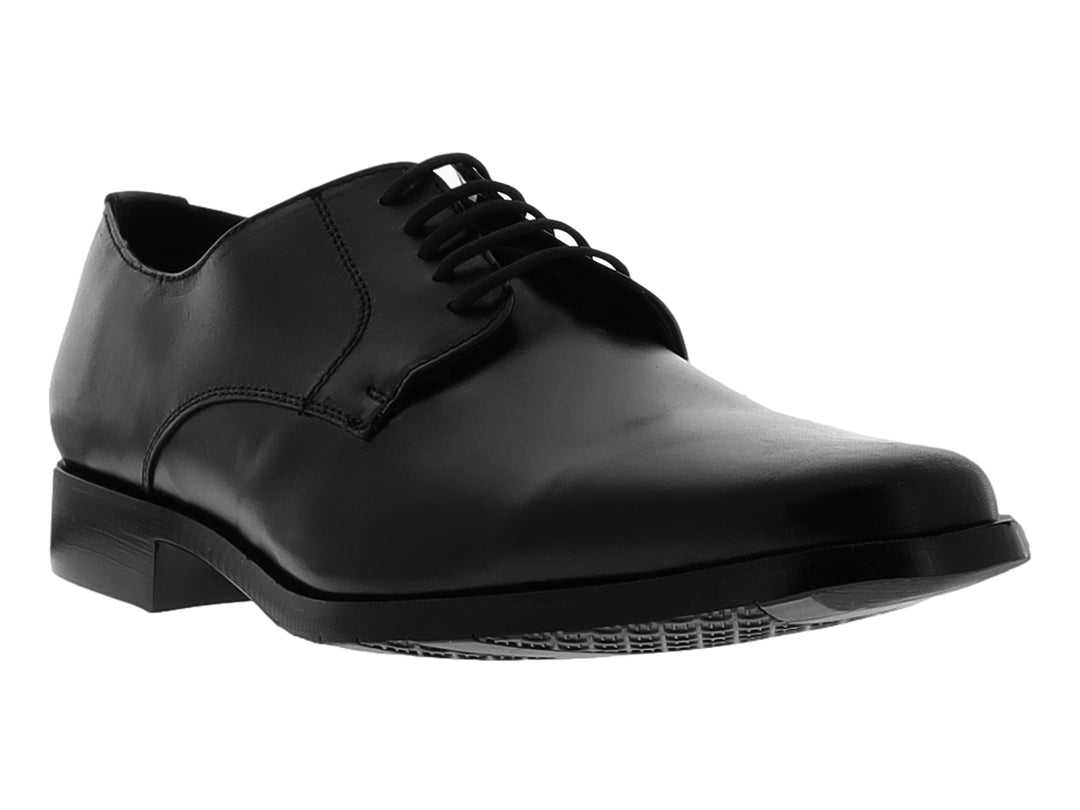 Zapato formal para hombre de cuero negro con agujetas y acabado brillante.